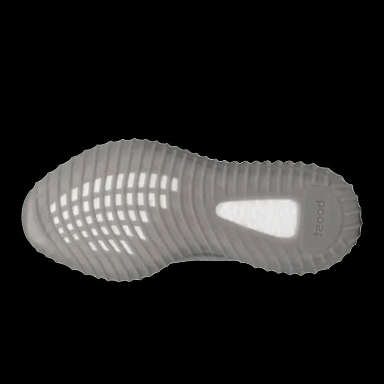 Minimalistische grijze Adidas Yeezy 350 V2 sneakers met een gestructureerd loopzoolontwerp en het kenmerkende Adidas logo op de zijkant.