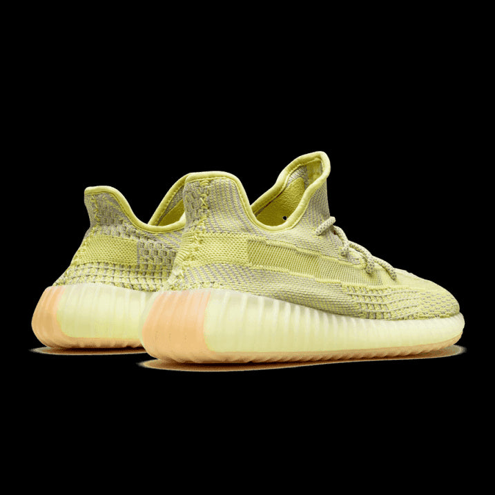 Adidas Yeezy Boost 350 V2 Antlia (Non-Reflective) sneakers op groene achtergrond