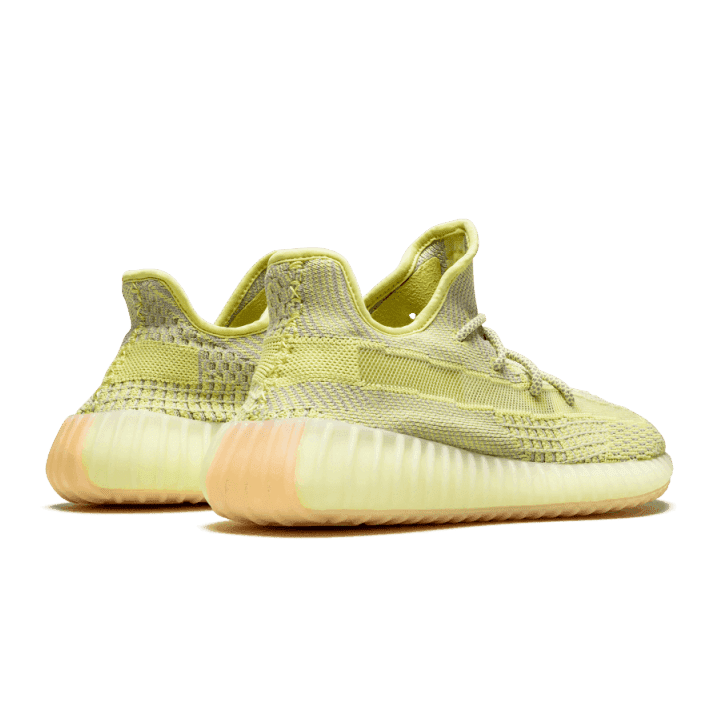 Adidas Yeezy Boost 350 V2 Antlia (Non-Reflective) sneakers op groene achtergrond
