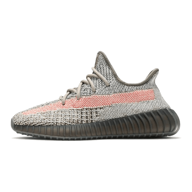 Adidas Yeezy Boost 350 V2 Ash Stone sneakers op groene achtergrond