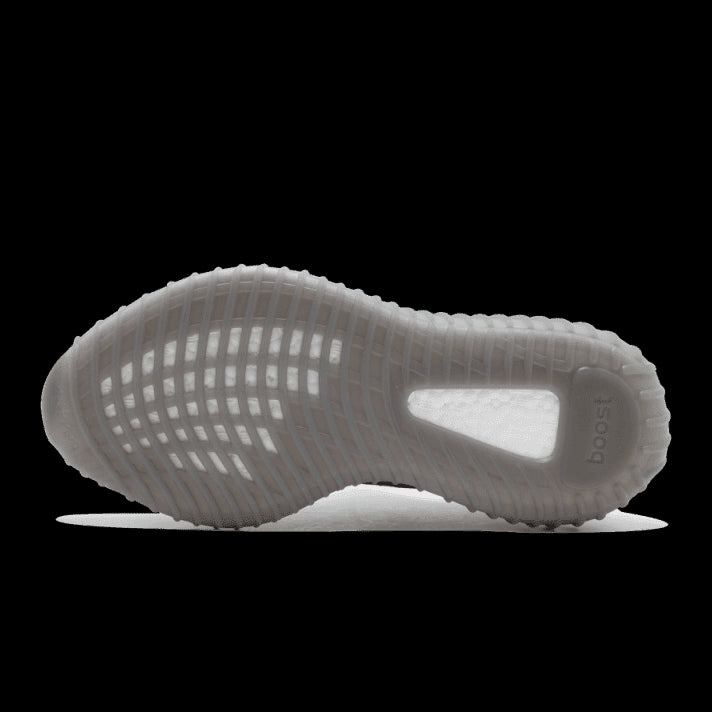 Adidas Yeezy Boost 350 V2 Beluga 2.0 grijze sneakers op een contrasterende groene achtergrond