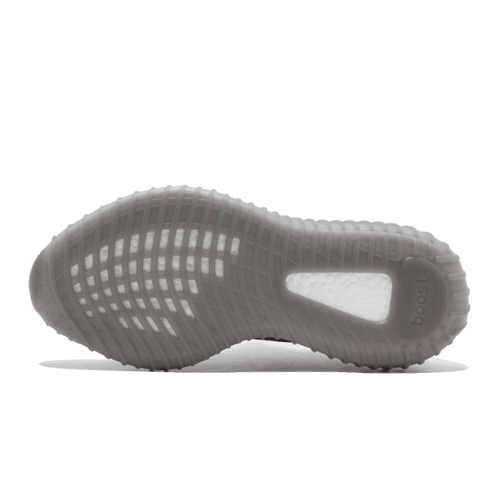 Adidas Yeezy Boost 350 V2 Beluga 2.0 grijze sneakers op een contrasterende groene achtergrond