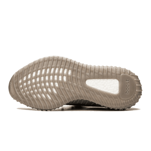 Adidas Yeezy Boost 350 V2 Beluga Reflective sneakers, unieke en opvallende ontwerpmereflectieve details op een beige rubberen zool.