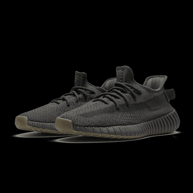 Zwart Adidas Yeezy Boost 350 V2 Cinder (niet-reflecterend) sneakers op een groen oppervlak
