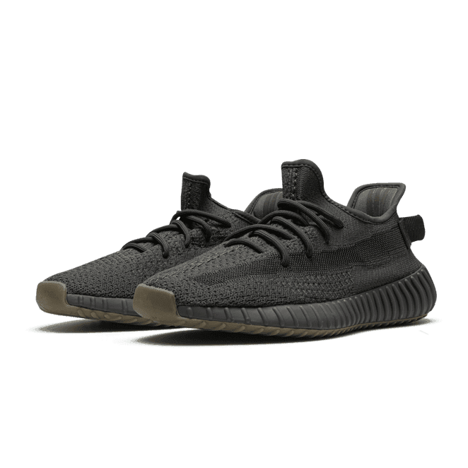 Zwart Adidas Yeezy Boost 350 V2 Cinder (niet-reflecterend) sneakers op een groen oppervlak