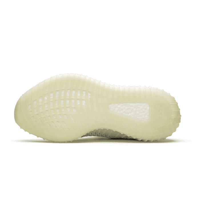 Adidas Yeezy Boost 350 V2 Cloud White (Non-Reflective) sneaker op een groene achtergrond