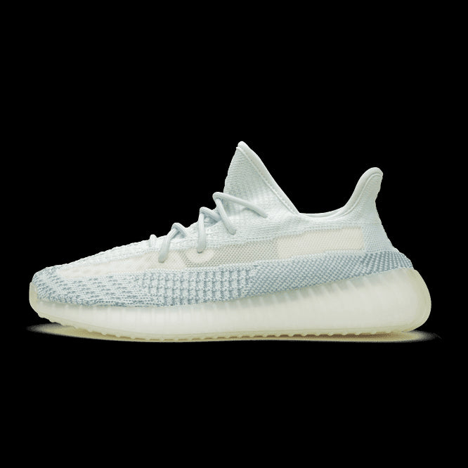 Adidas Yeezy Boost 350 V2 Cloud White (Non-Reflective) sneakers op groene achtergrond