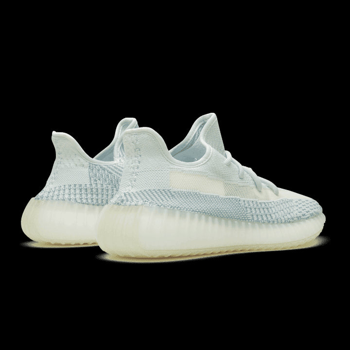 Adidas Yeezy Boost 350 V2 Cloud White (Reflective) sneakers op donkergroene achtergrond