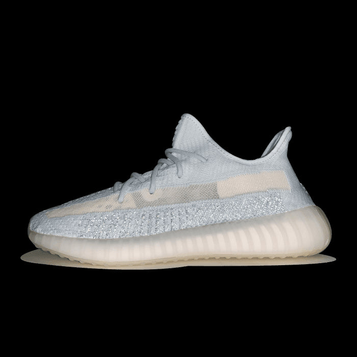 Adidas Yeezy Boost 350 V2 Cloud White (Reflectief) sneakers op groene achtergrond