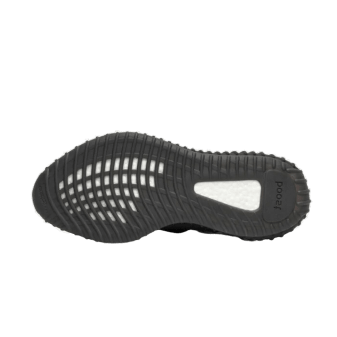 Adidas Yeezy Boost 350 V2 Core Black White (Oreo) sneakers op een groene achtergrond