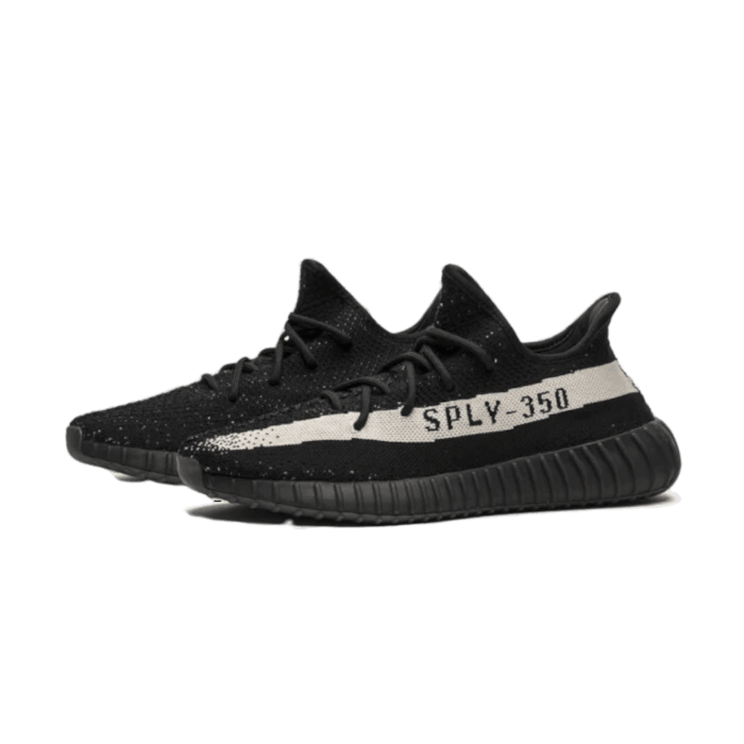 Adidas Yeezy Boost 350 V2 Core Black White (Oreo) sneakers op groene achtergrond