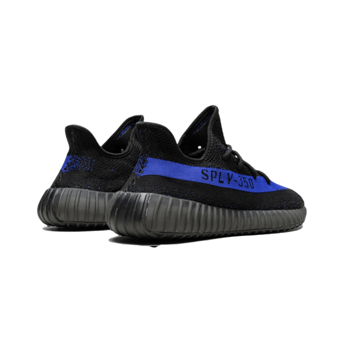 Comfortabele Adidas Yeezy Boost 350 V2 Dazzling Blue sneakers op een donkergroene achtergrond