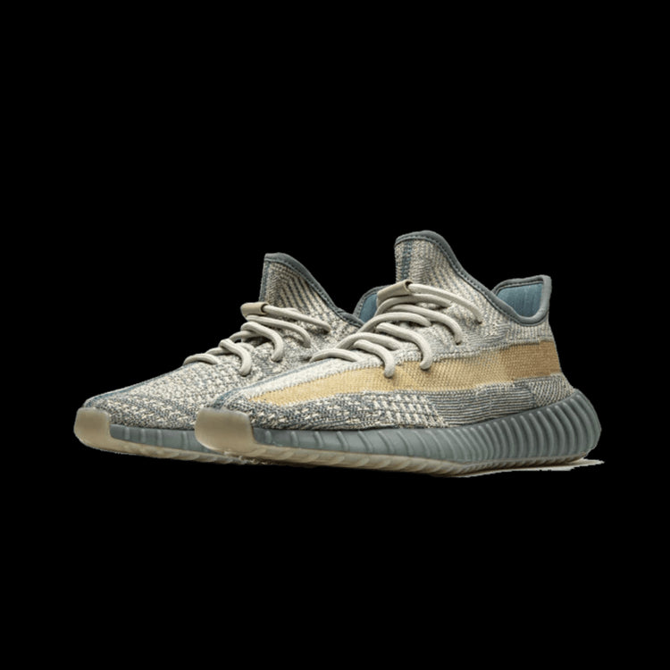 Adidas Yeezy Boost 350 V2 Israfil sneakers in beige en grijze tinten op groene achtergrond