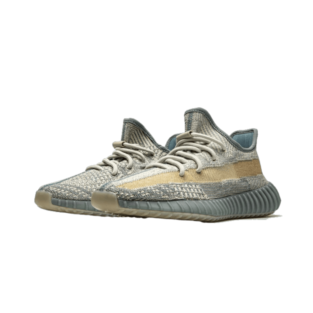 Adidas Yeezy Boost 350 V2 Israfil sneakers in beige en grijze tinten op groene achtergrond