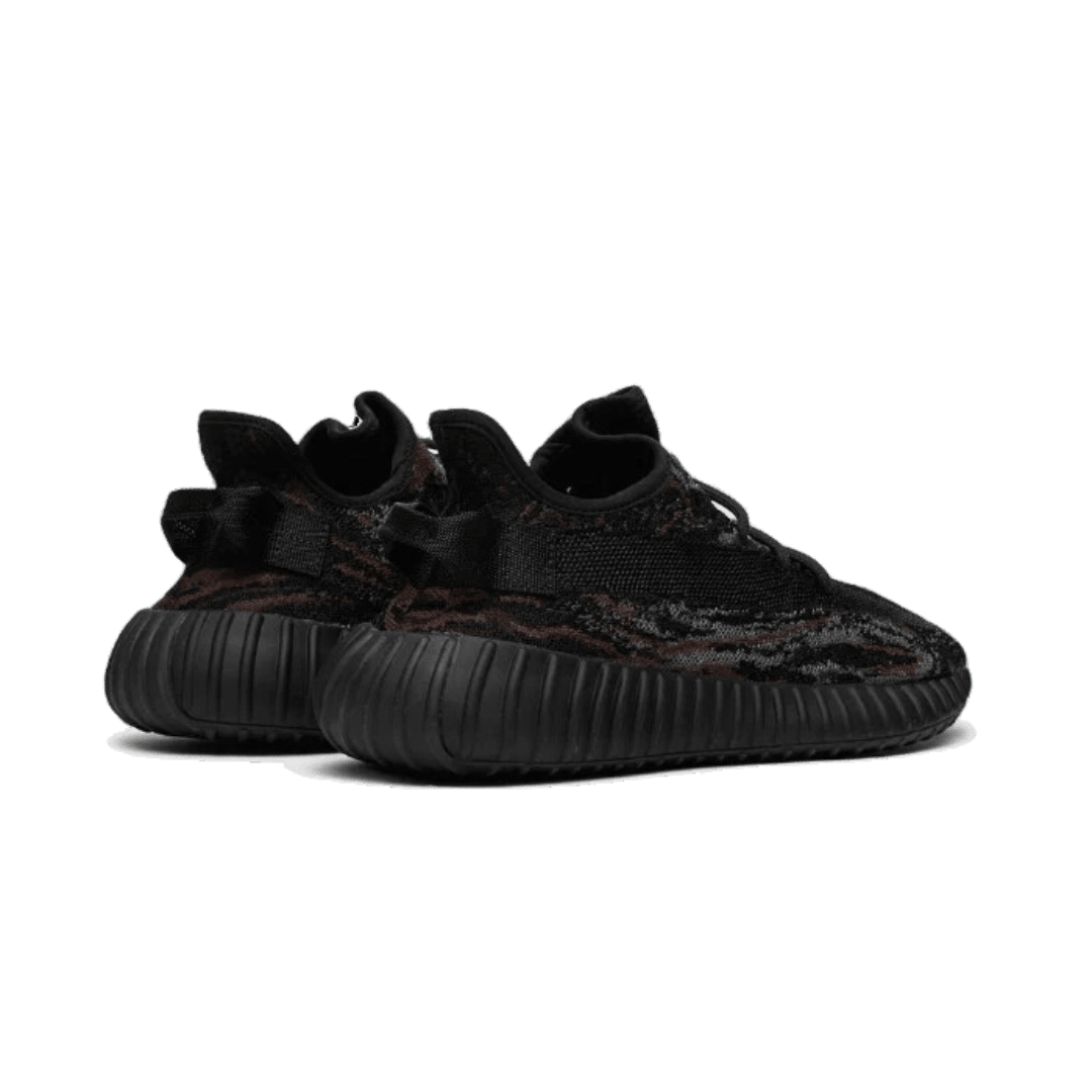 Adidas Yeezy Boost 350 V2 MX Rock sneakers op zwarte achtergrond