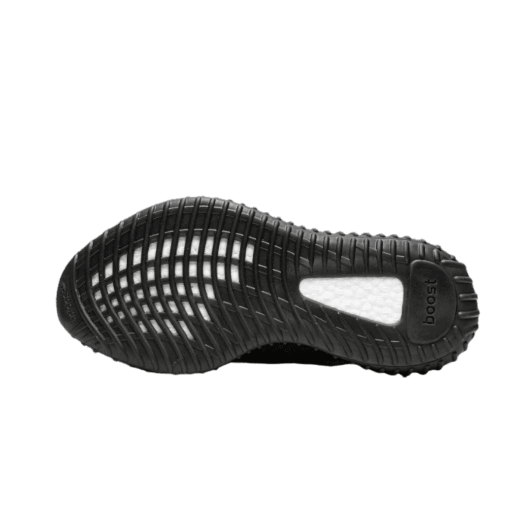 Adidas Yeezy Boost 350 V2 Mono Cinder sneakers op donkergroene achtergrond