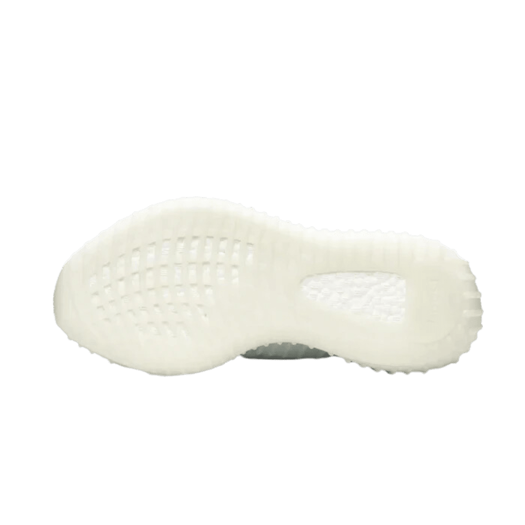 Comfortabele Adidas Yeezy Boost 350 V2 Mono Ice sneakers op effen groene achtergrond