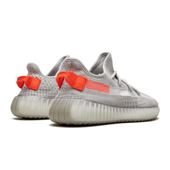 Adidas Yeezy Boost 350 V2 Tail Light sneakers op witte achtergrond