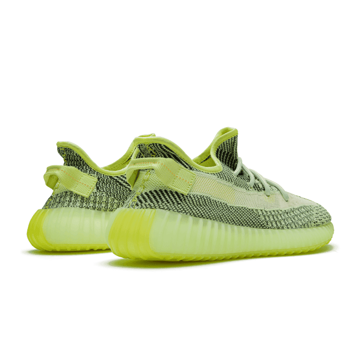 Stijlvolle Adidas Yeezy Boost 350 V2 Yeezreel (niet-reflecterend) sneakers tegen groene achtergrond