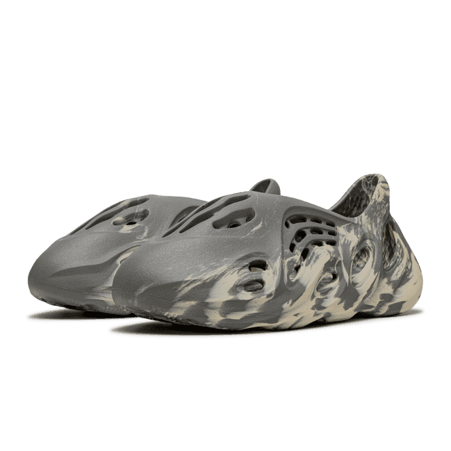 Adidas Yeezy Foam RNR MXT Moon Gray sneakers op effen groene achtergrond