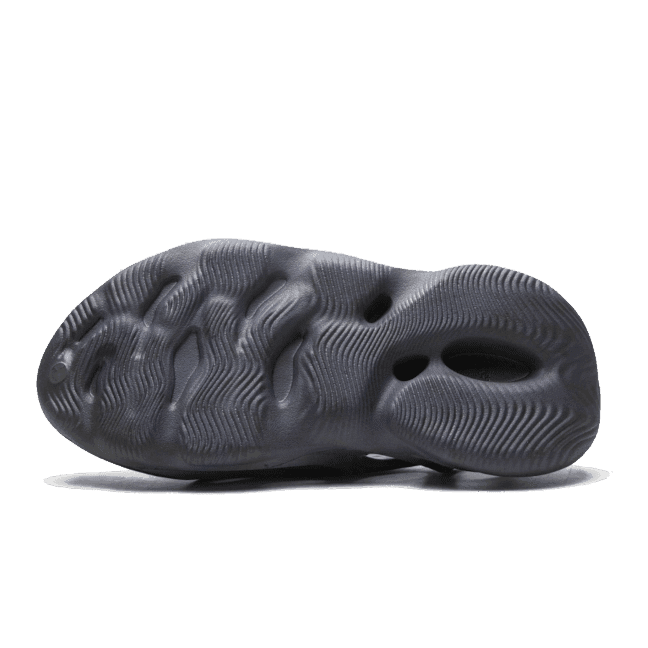 Comfortabele Adidas Yeezy Foam RNR Mineral Blue sneakers op groene ondergrond