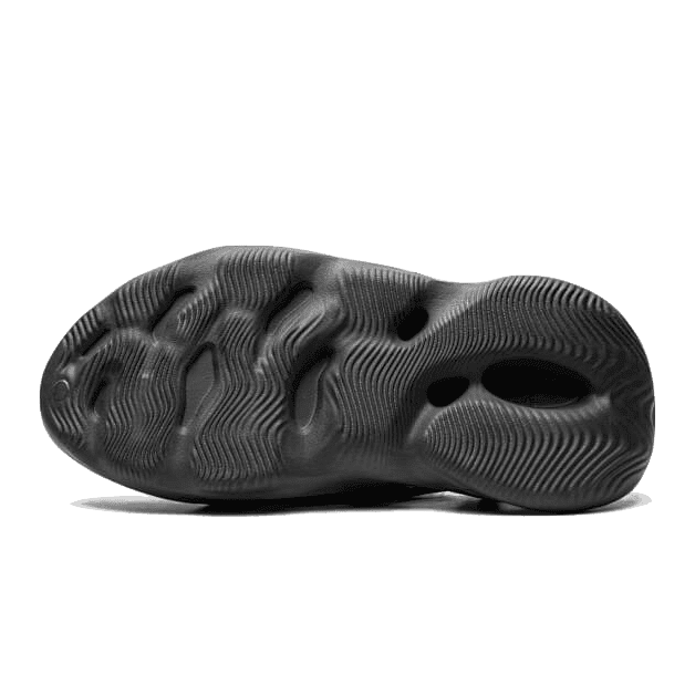 Adidas Yeezy Foam RNR Onyx - Innovatief ontwerp met een uniek patroon afgebeeld op de zool van deze zwarte sneaker.