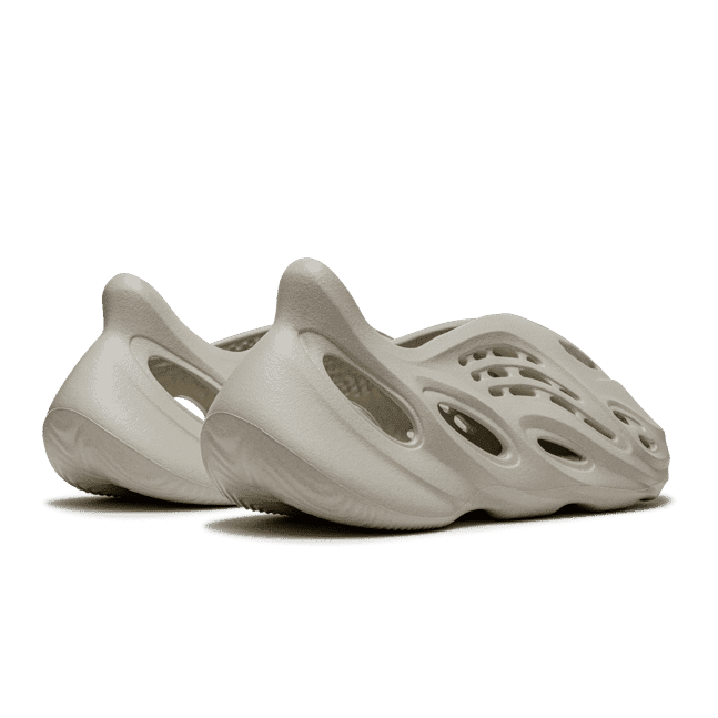 Adidas Yeezy Foam RNR Sand - Comfortabele, moderne sneakers met innovatief schuimmateriaal voor een lichte en soepele pasvorm.