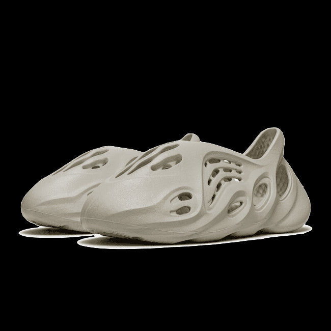 Adidas Yeezy Foam RNR Sand - Moderne, innovatieve sneakers met een opvallend en uniek design.