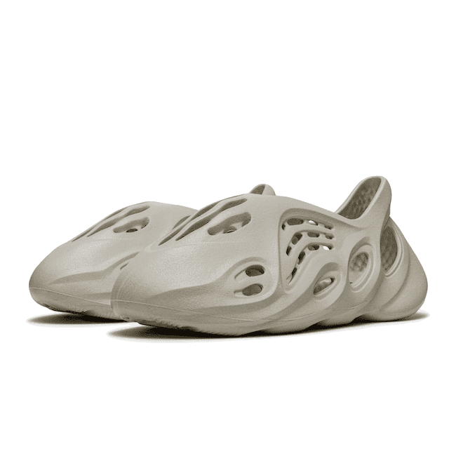 Adidas Yeezy Foam RNR Sand - Moderne, innovatieve sneakers met een opvallend en uniek design.