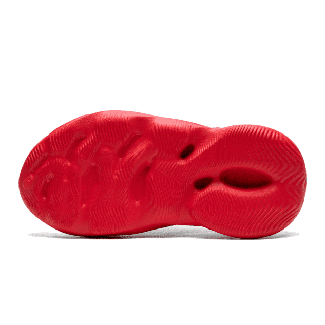 Rode Adidas Yeezy Foam RNR sneakers op groene achtergrond