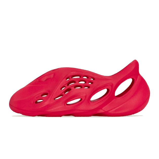 Rode Adidas Yeezy Foam RNR sneakers op een effen groene achtergrond.