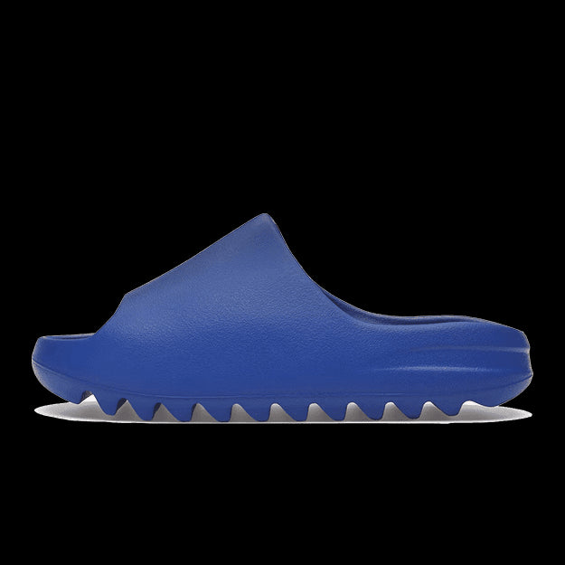 Adidas Yeezy Slide Azure - De moderne en comfortabele slippers met hun kenmerkende Yeezy-stijl in een frisse, blauwe kleur.