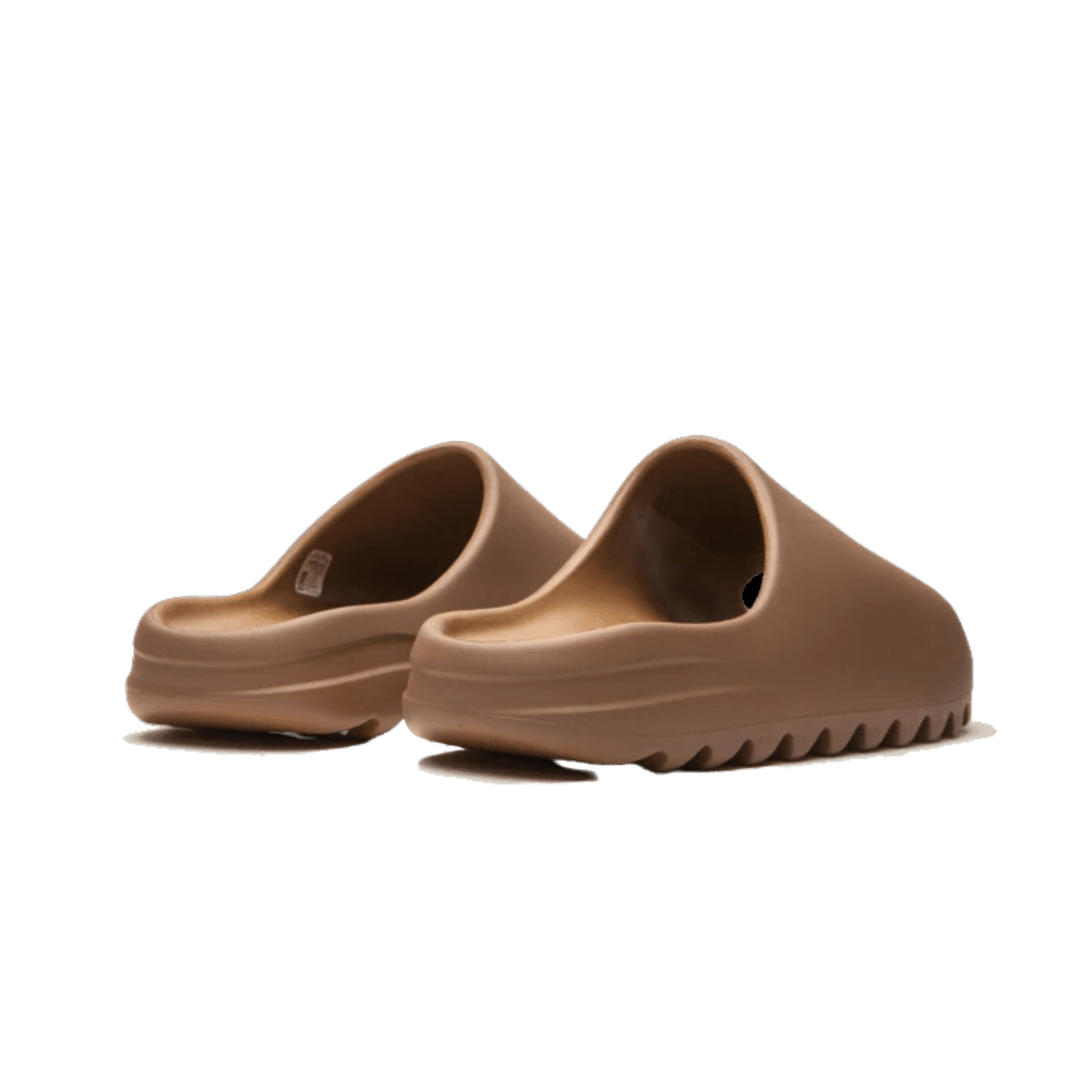 Adidas Yeezy Slide Core - Comfortabele en stijlvolle slippers in een elegante, nude kleur. Het minimalistische ontwerp is perfect voor casual dagen en warme zomers.