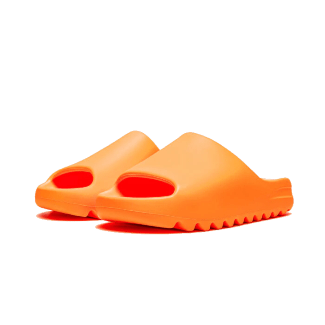 Oranje Adidas Yeezy Slide Enflame pantoffels, gemaakt van een comfortabel en duurzaam materiaal, perfect voor casual dragen.