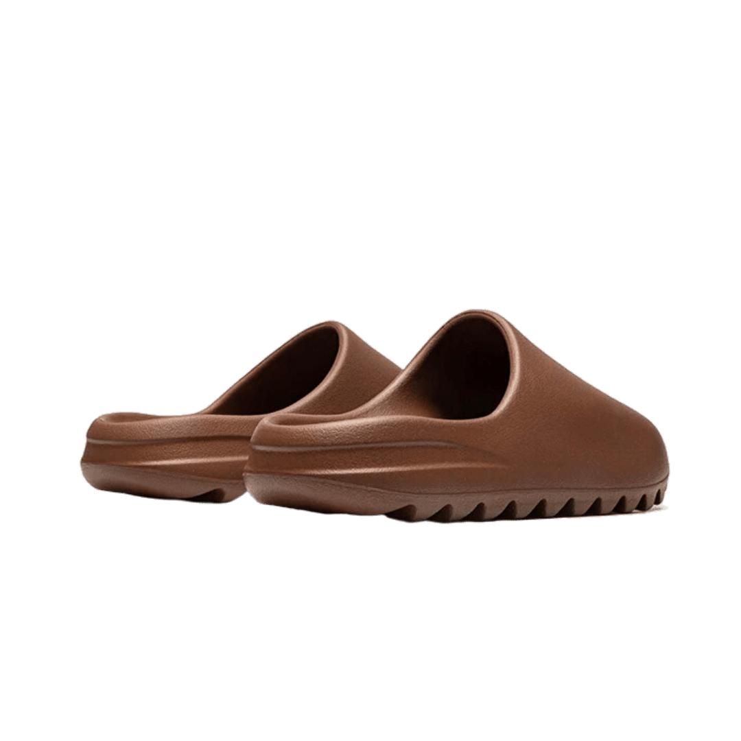 Adidas Yeezy Slide Flax - Comfortabele bruine slippers met geprofileerde zool, perfecte pasvorm en modern design.
