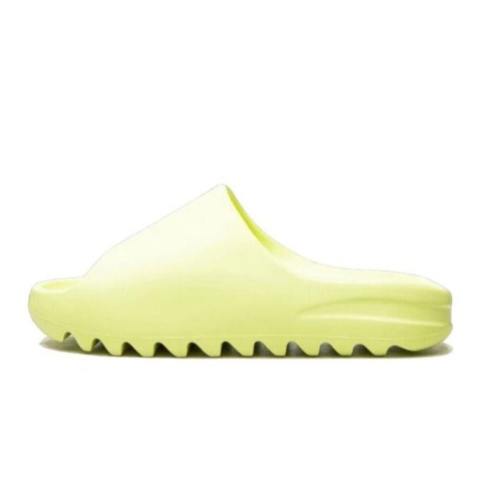 Gloeiend groene Adidas Yeezy Slide slippers - het nieuwste paar uit de restock collectie 2022. Deze comfortabele en stijlvolle sandalen zijn een essentieel onderdeel van jouw zomerse garderobe.