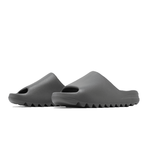 Grijze Adidas Yeezy Slide Granite, slippers met comfortabele zool, perfect voor dagelijks gebruik.