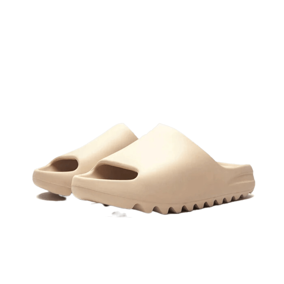 Adidas Yeezy Slide Pure - comfortabele, stijlvolle slippers met een solide, rubberen zool op een effen groene achtergrond.
