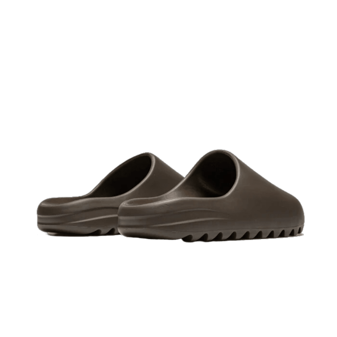 Adidas Yeezy Slide Soot - Moderne en minimalistische slipper met de kenmerkende Adidas Yeezy stijl, ideaal voor een ontspannen en comfortabele dagelijkse look.