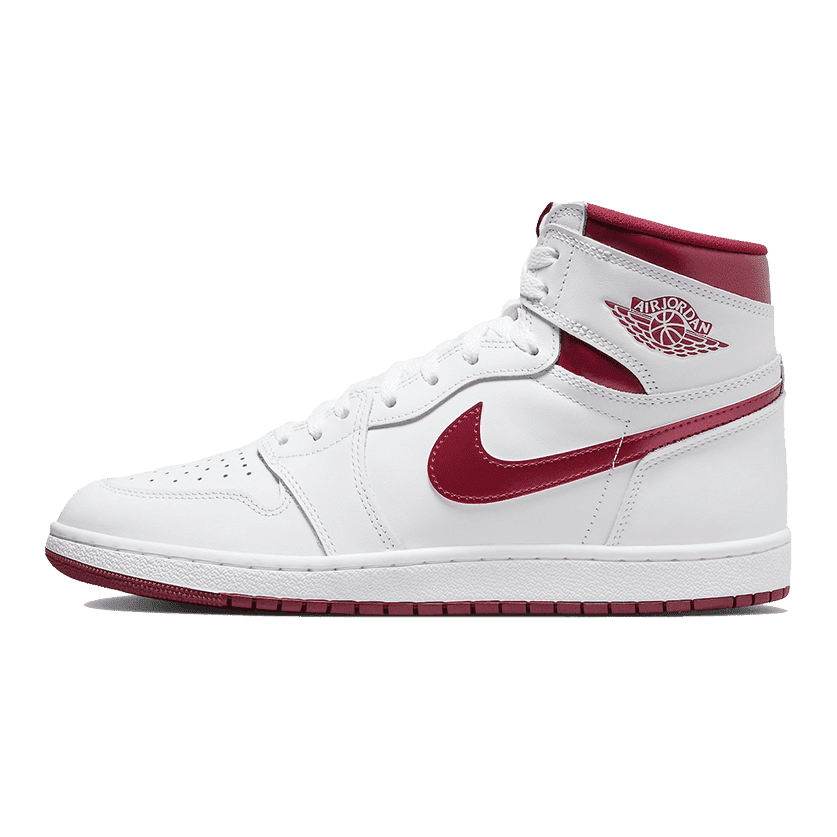 Elegante witte sneaker met klassieke rode accenten. De Nike Air Jordan 1 High '85 Metallic Burgundy sneaker met de iconische Jordan logo en opvallende sneakerstijl staat centraal in het beeld.