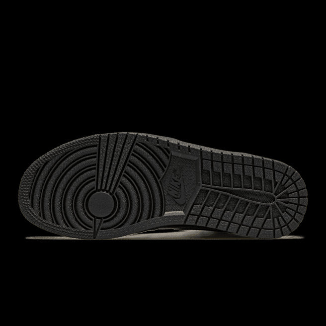 Air Jordan 1 High Black Metallic Gold sneakers van Nike op een donkergroene achtergrond