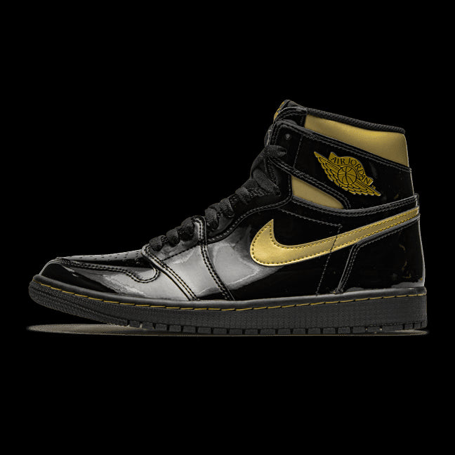 Exclusieve Nike Air Jordan 1 High Black Metallic Gold sneakers op groene achtergrond