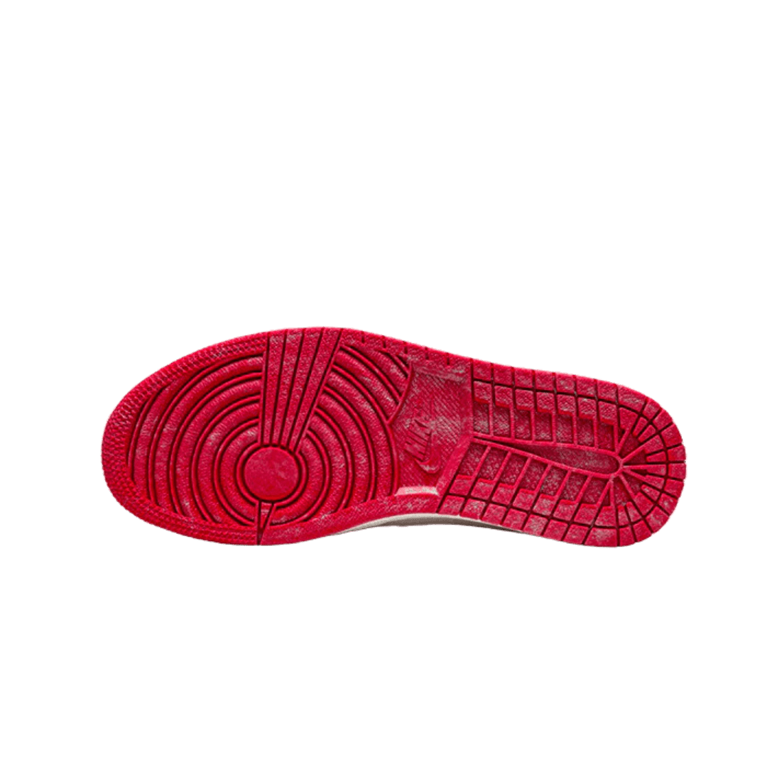 Rode Air Jordan 1 High Chicago Lost And Found (Reimagined) sneaker met een verstrikte, hoogwaardige zool