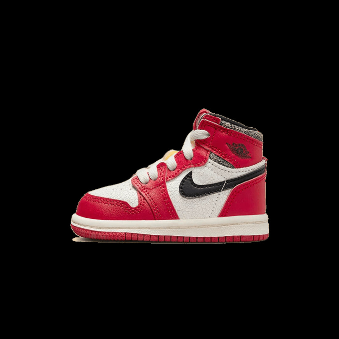 Rode en witte Air Jordan 1 High Chicago Lost And Found (Reimagined) Bébé (TD) sneakers op een donkergroene achtergrond