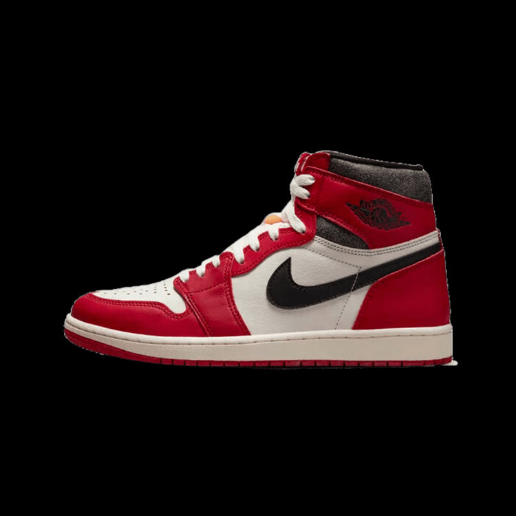 Rode en witte Nike Air Jordan 1 High Chicago Lost And Found (Reimagined) sneaker, geplaatst op een minimalistisch groene achtergrond.