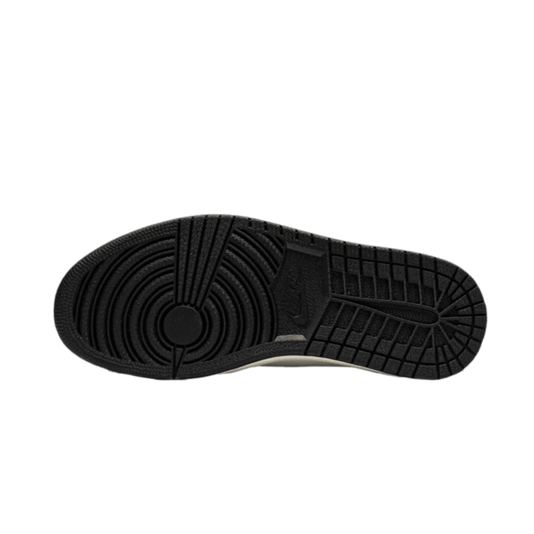 Zwarte Nike Air Jordan 1 High sneaker met een robuuste zool op een groene achtergrond.