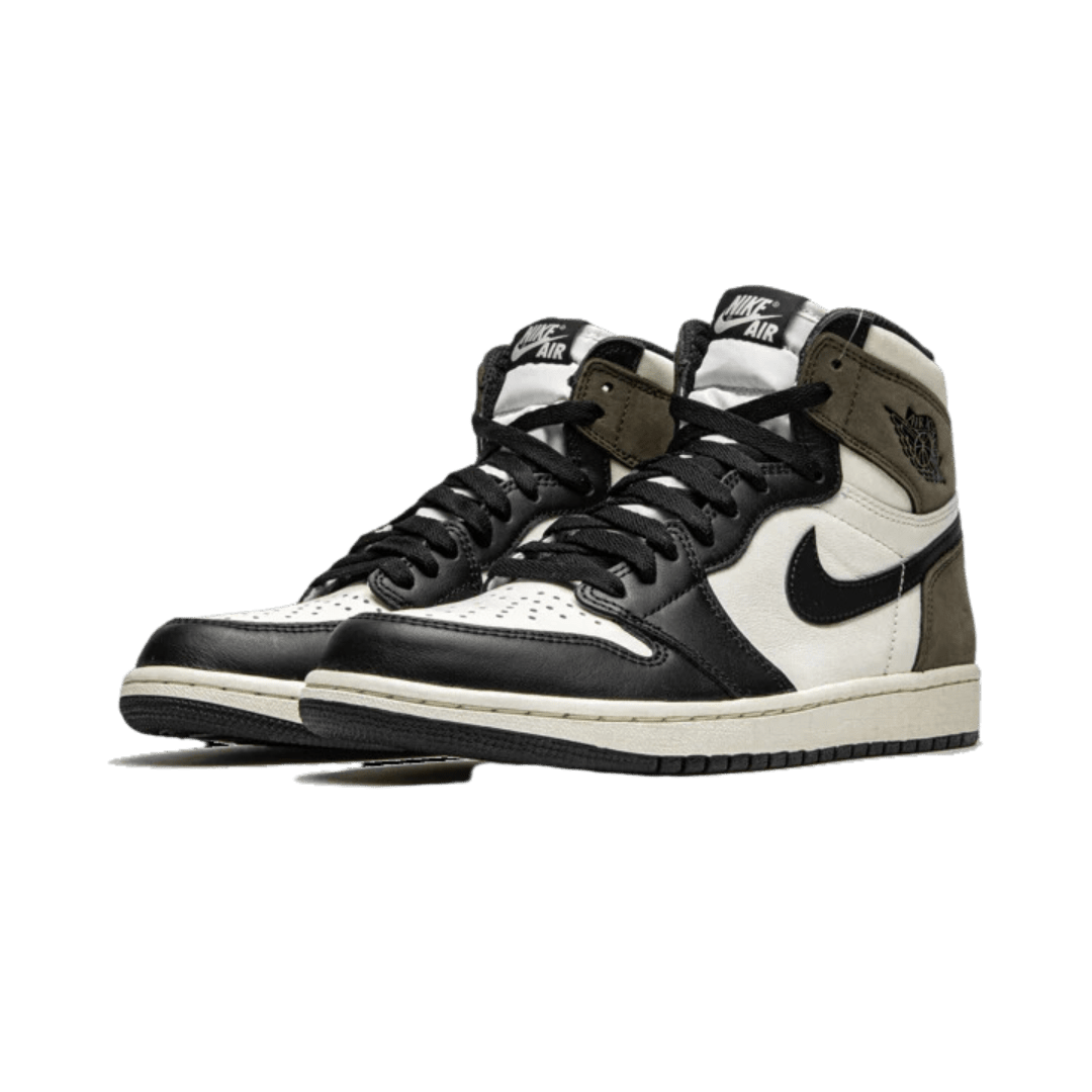 Gedetailleerde Air Jordan 1 High Dark Mocha sneakers op groene achtergrond