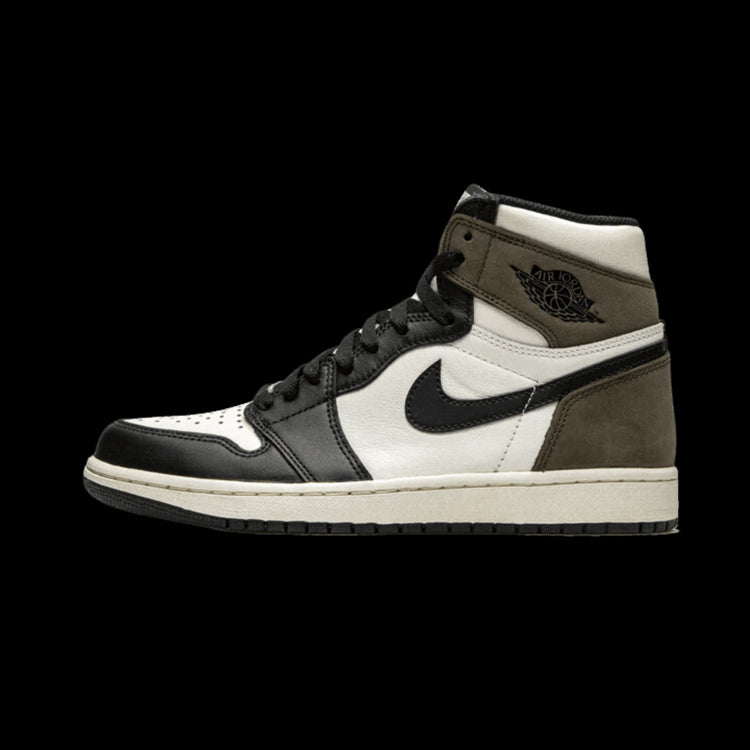 Exclusieve Nike Air Jordan 1 High Dark Mocha sneakers in wit, zwart en olijfgroen op een groene achtergrond.