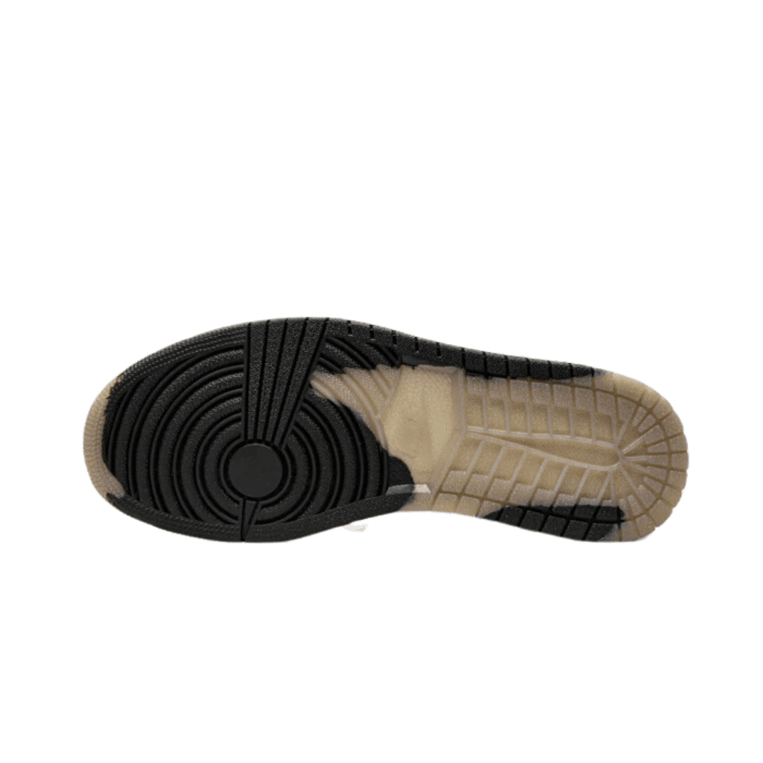 Sneaker met licht crème zool en zwart rubberen onderstel afgebeeld op groene achtergrond