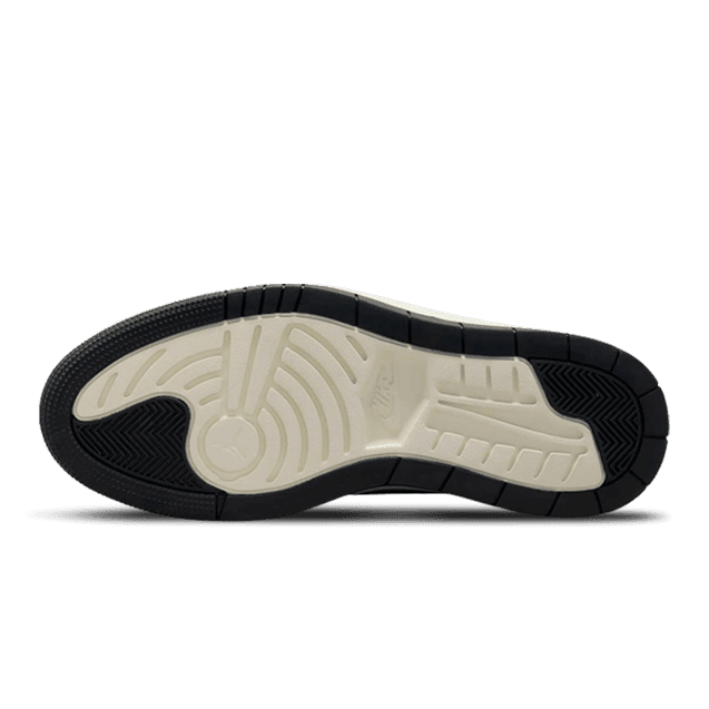 Exclusieve Nike Air Jordan 1 High Elevate sneakers in een summit white en dark ash kleurencombinatie op een donkergroene achtergrond.